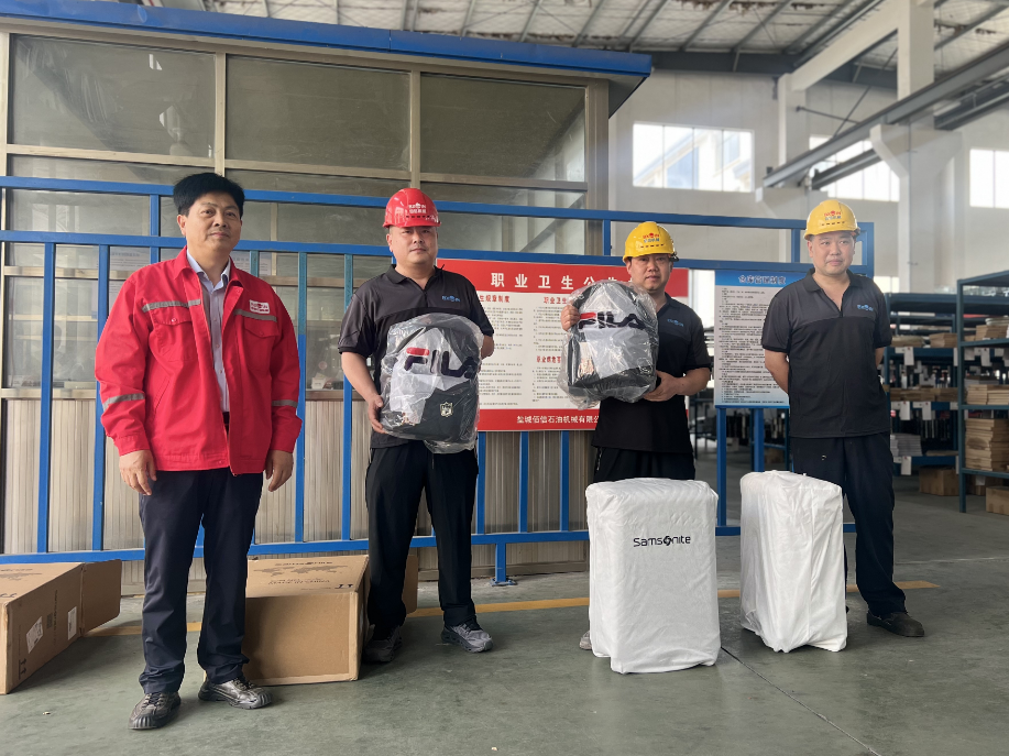 鹽城佰信向中考、高考家庭發放愛心箱包